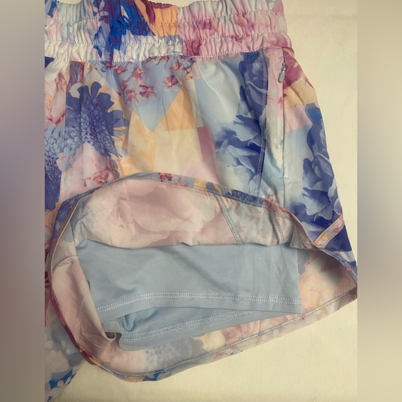 Avia sports shorts, inside lining, zip up pockets, lightly loved size XL - Picture 2 of 3